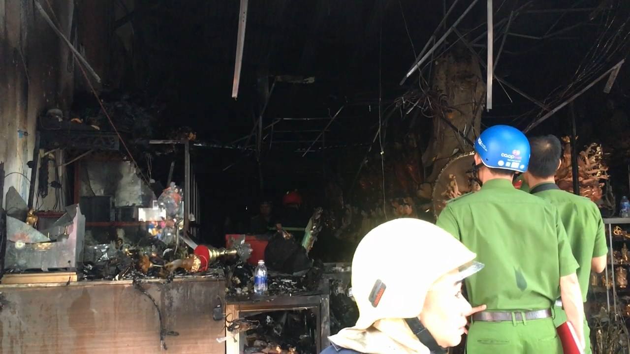 Cửa hàng bán đồ thờ ở Sài Gòn rực lửa, nhiều tài sản thành tro - 2