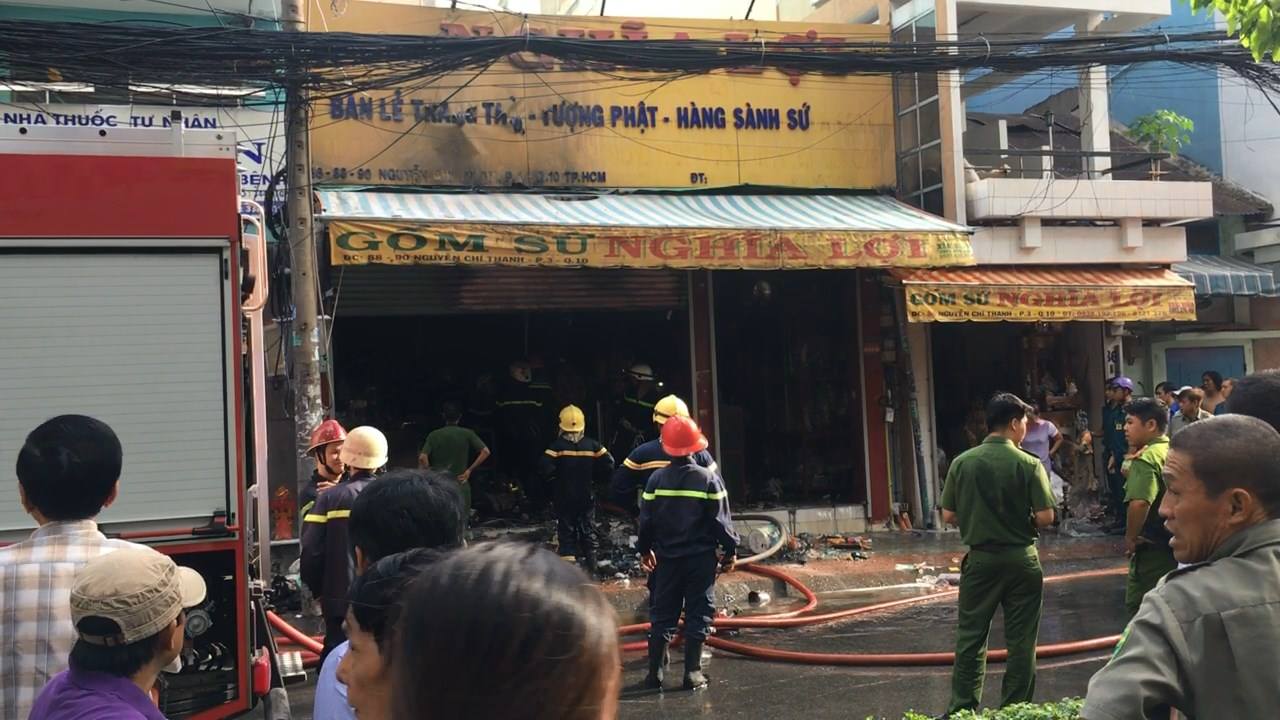 Cửa hàng bán đồ thờ ở Sài Gòn rực lửa, nhiều tài sản thành tro - 1
