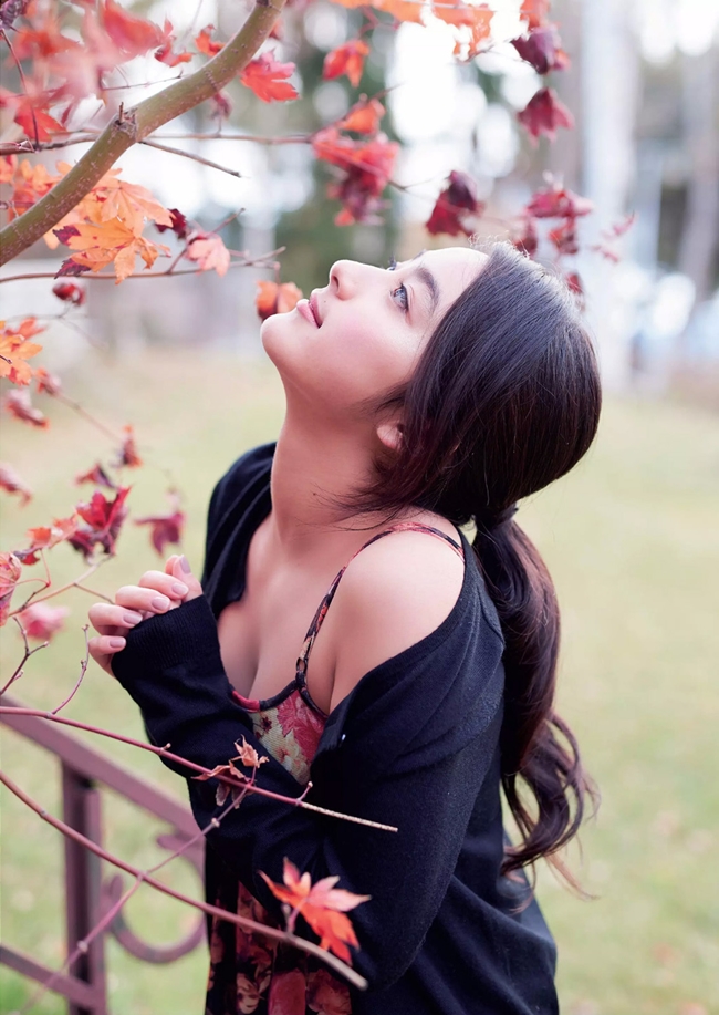 Người đẹp 19 tuổi góp mặt trong nhiều phim truyền hình lẫn phim chiếu rạp như &#34;Kasuka na Kanojo&#39; &#40;2013&#41;, &#34;Sanbiki no Ossan&#34; &#40;2014&#41;, &#34;Blue Demon&#34; &#40;2015&#41;