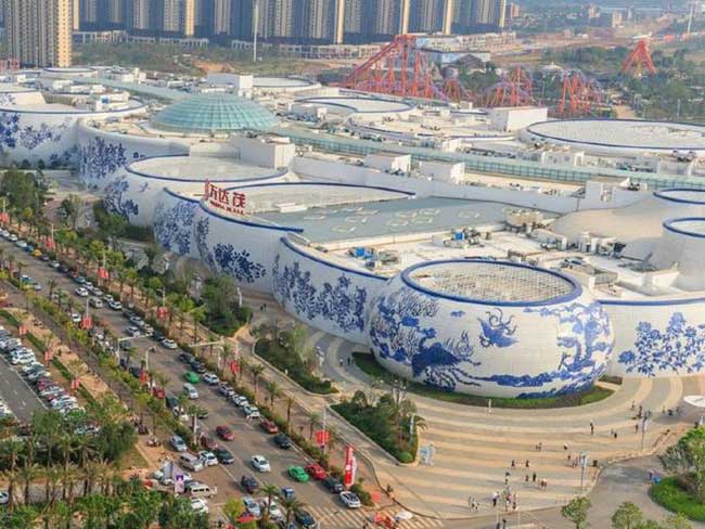 Toàn bộ kiến trúc là tổ hợp của Wanda mall và khu công viên vui chơi giải trí.