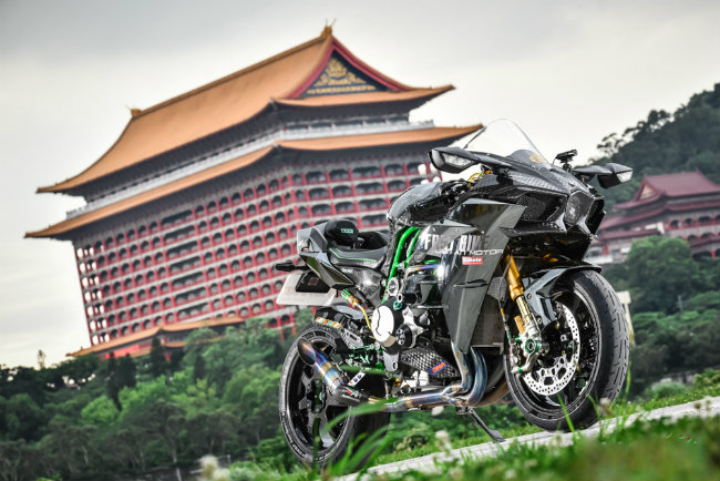 Kawasaki Ninja H2 vốn là một cỗ máy siêu tốc độ nhờ động cơ 998cc, cho công suất cực khủng 200 mã lực. Giờ đây qua tay các thợ độ Ninja H2 càng trở nên mạnh mẽ hơn.