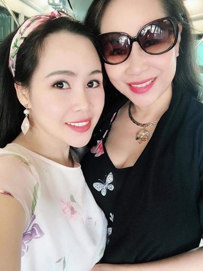 Trong gia đình, Trương Phương là người rất thân thiết với mẹ. Cô cho hay, mẹ là bạn thân nhất cũng như người mà cô yêu thương và kính trọng nhất.