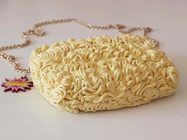 Bí quyết mặc đẹp - Chiếc ví mì ăn liền có giá hơn 4 triệu đồng