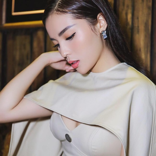 Dường như việc nâng cấp vòng 1 khiến Kỳ Duyên tự tin mặc hở và gợi cảm hơn rất nhiều, thành công khi theo đuổi phong cách sexy khiến người đối diện khó lòng rời mắt.