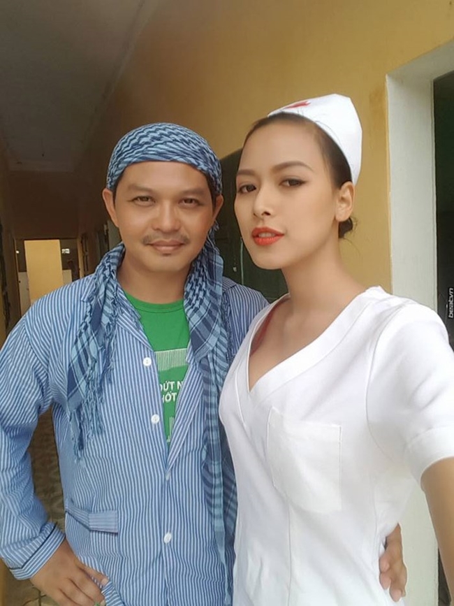 Diễn viên Quỳnh Lyra (Hoàng Thị Quỳnh) được khán giả biết đến khi đảm nhận vai cô y tá gợi cảm trong "Đại gia chân đất" 7 cùng NSND Trung Hiếu.