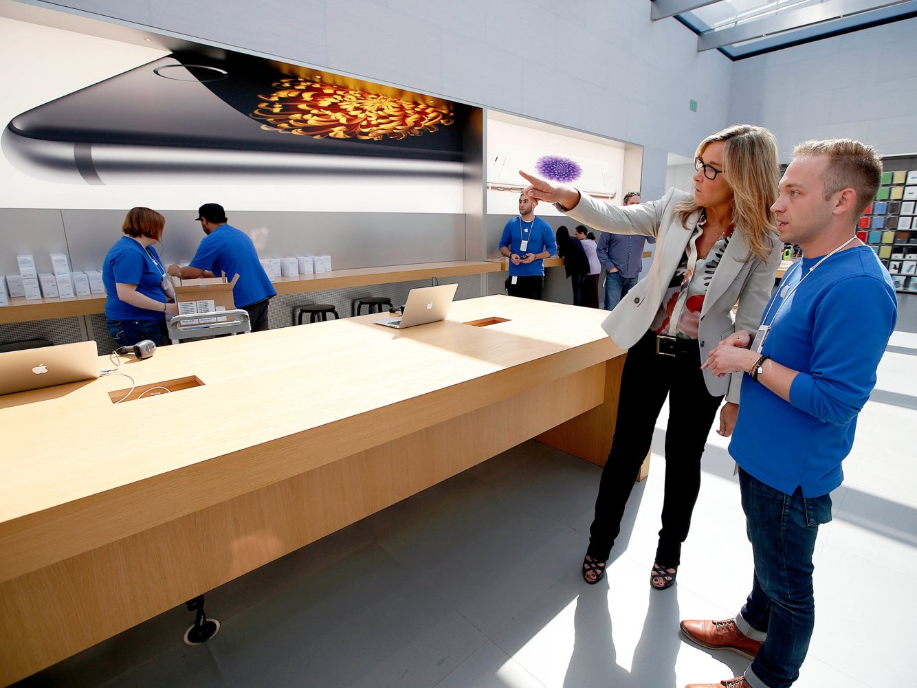 Từ cô gái ở thị trấn nhỏ trở thành nhà điều hành được trả lương cao nhất tại Apple - 5
