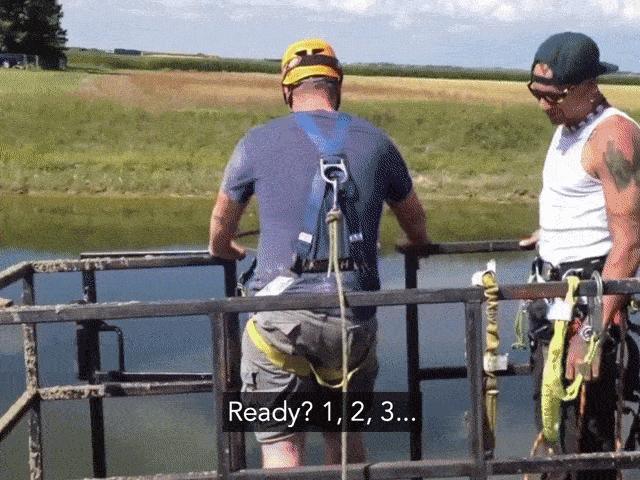 Video Clip Cười - Cái kết siêu "thốn" với những pha troll hài hước