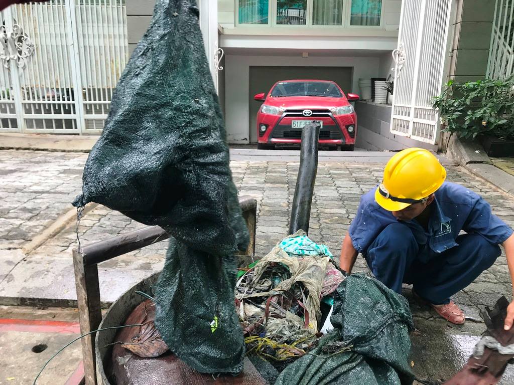 Máy bơm “quái vật” hút nước không thành, phát hiện điều lạ dưới cống - 2