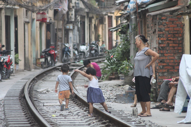 Không cho vượt đường ngang, nhiều gác chắn tàu từng bị... đánh - 1