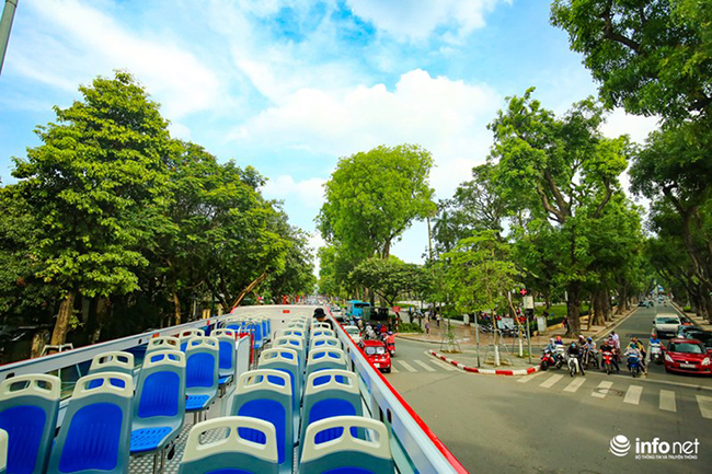 Ngày 30/5 vừa qua, xe bus 2 tầng chính thức lăn bánh ở Hà Nội phục vụ du khách và người dân. Không chỉ đơn giản là thêm một tầng mới với mui trần, du khách có thể được trải nghiệm một Hà Nội từ góc nhìn lạ hơn.
