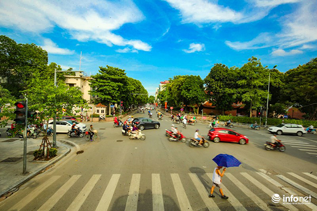 Nếu không nói thì ít người có thể nhận ra đây chính là phố Nguyễn Thái Học đông đúc, ùn tắc hàng ngày.
