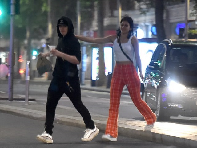 Người mẫu - Hoa hậu - Brooklyn Beckham làm "phi công", hẹn hò bạn gái U30 lúc nửa đêm