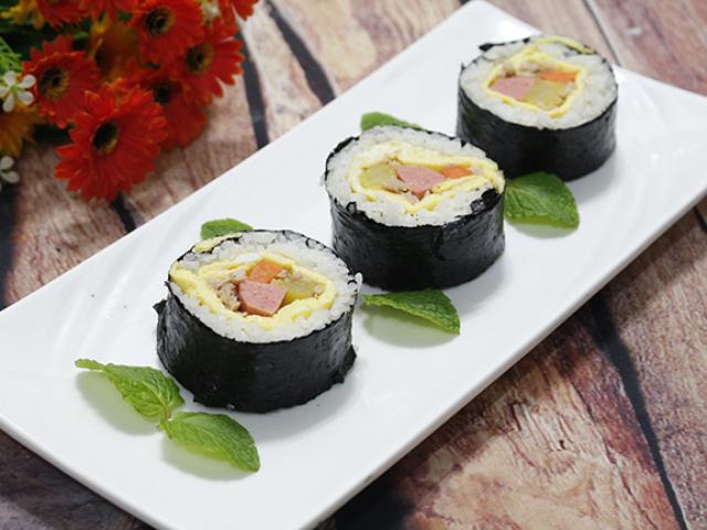Ẩm thực - Tuyệt chiêu cuốn sushi không cần mành tre mà vẫn tròn đẹp xuất sắc