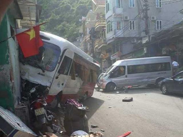 Tin tức trong ngày - Xe khách mất phanh gây tai nạn tại Cát Bà, 10 người bị thương