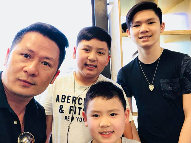 Ca nhạc - MTV - Bằng Kiều và vợ cũ Trizzie Phương Trinh cùng đi cổ vũ con trai út thi võ
