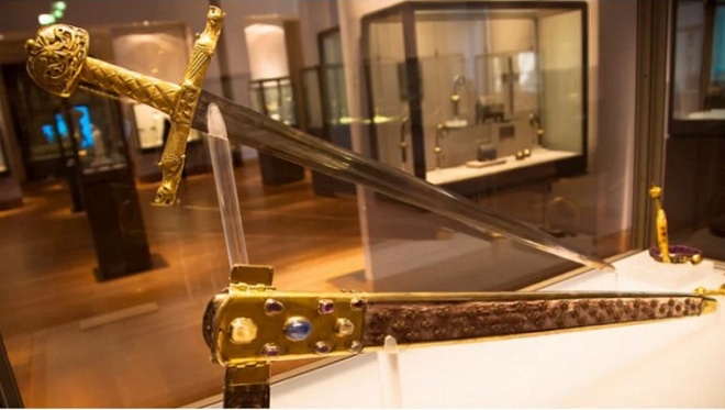 Thanh bảo kiếm giúp chủ nhân thống nhất châu Âu - 1