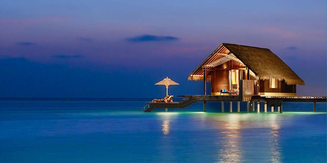 Khách sạn Reethi Rah – Maldives: Nằm trên một hòn đảo nhiệt đới ở Maldives, khách sạn này là một trong những khu nghỉ dưỡng tốt nhất trên thế giới với làn nước biển trong vắt màu ngọc lam và dải cát trắng mềm trải dài khắp bãi biển.  