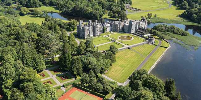 Lâu đài Ashford - Cong, Ireland: Là một khách sạn dạng lâu đài ở phía tây Ireland. Đến nơi đây bạn sẽ được tận hưởng không gian và sự phục vụ như giới quý tộc với trà chiều, spa, và dùng bữa trong phòng ăn George V đầy đèn chùm .