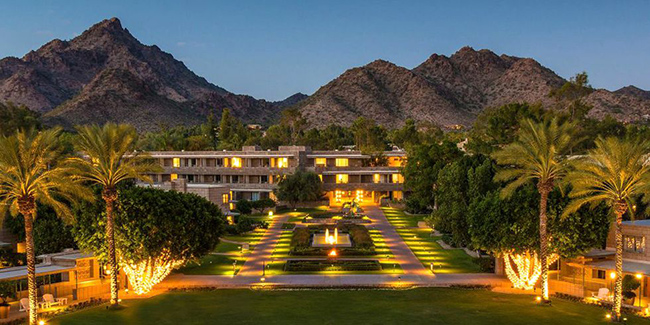 Arizona Biltmore – Phoenix: Khách sạn này được khai trương vào năm 1929, khu nghỉ mát có các khu nhà cao cấp xung quanh bãi cỏ đẹp được cắt tỉa cẩn thận. Có tám hồ bơi, hai sân golf, một spa và tầm nhìn đẹp để ngắm nhìn Đỉnh Piestewa.