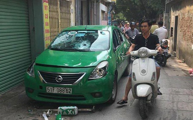 Danh tính người vác gậy sắt đập vỡ toang kính ôtô taxi Mai Linh - 2