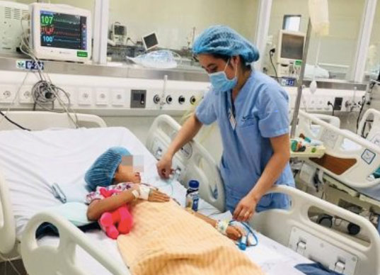 Hai chị em sinh đôi rủ nhau bắt thịt cóc về nấu ăn, một bé tử vong, một rất nguy kịch - 1