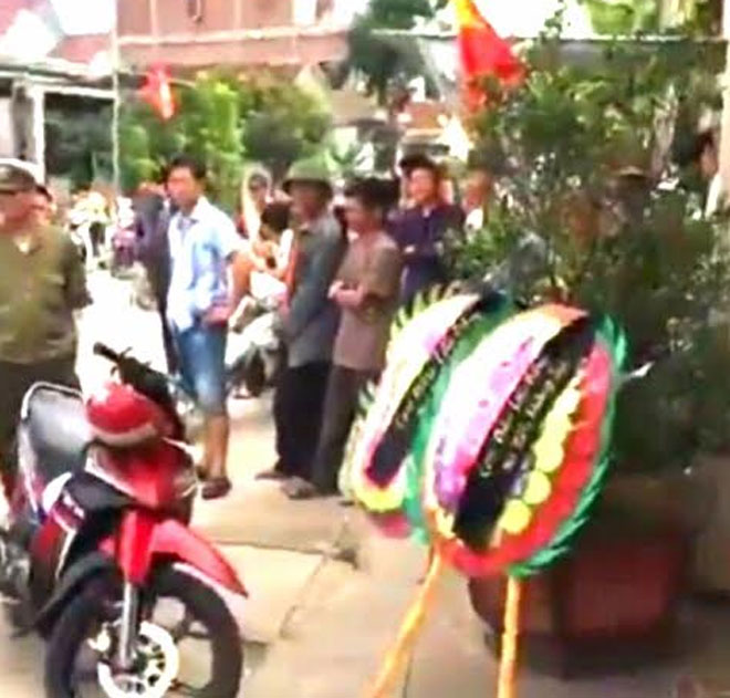 Mang vòng hoa, mở nhạc đám tang… trước cổng nhà Trưởng Công an xã - 1
