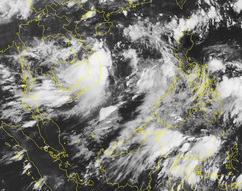Áp thấp mạnh lên thành bão đang chạy dọc biển miền Trung - 2