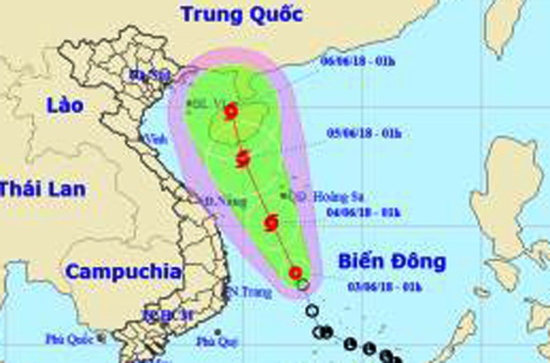 Áp thấp mạnh lên thành bão đang chạy dọc biển miền Trung - 1