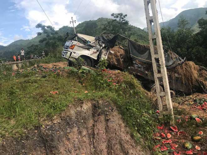 Điện Biên: Xe tải chở 15 tấn dưa gặp tai nạn thảm khốc tại đèo Tà Cơn - 3