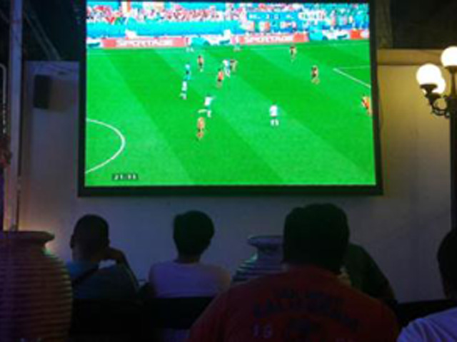 Tin tức sức khỏe - Nhập viện trong tình trạng đau dạ dày cấp chỉ vì quá ham mê bóng đá