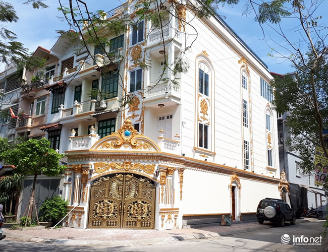 Căn biệt thự trắng tinh, phủ màu vàng tinh tế “hút” mắt người đi đường….
