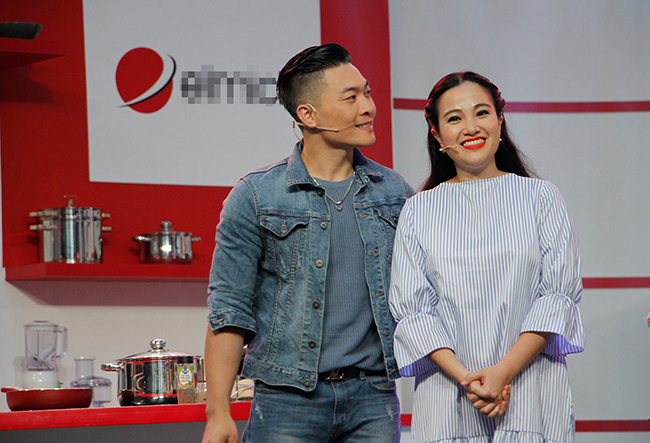 Quốc Cơ và Hồng Phượng cùng tham gia một gameshow giải trí. Khi Quốc Cơ sang Anh tham gia chương trình &#34;Britain’s Got Talent 2018&#34;, ngày nào Hồng Phượng cũng trò chuyện cùng chồng qua mạng xã hội. Trước tinh thần thi đấu của ông xã, Hồng Phượng chỉ biết nói lời tự hào về người bạn đời. Cô đang trông chờ Quốc Cơ về nước sau cuộc thi.