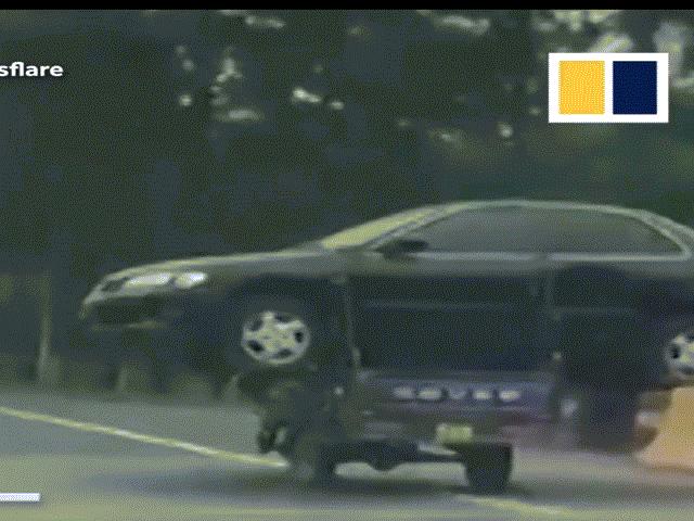 Tài xế nghênh ngang chở ô tô bằng xe ba gác trên đường