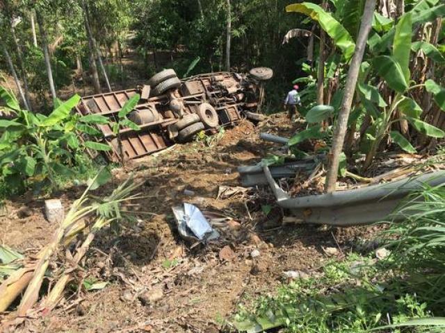 Tin tức trong ngày - Xe tải và ô tô 7 chỗ tông trực diện, 2 xe lao xuống vực