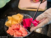 Tài chính - Bất động sản - “Chém hoa quả” ngoài đời thực, &quot;soái ca&quot; 9x đút túi hàng trăm triệu/tháng