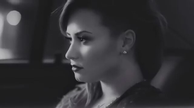 Nữ ca sĩ Demi Lovato bị chỉ trích vì thuê người sàm sỡ vùng kín nam vệ sĩ - 2