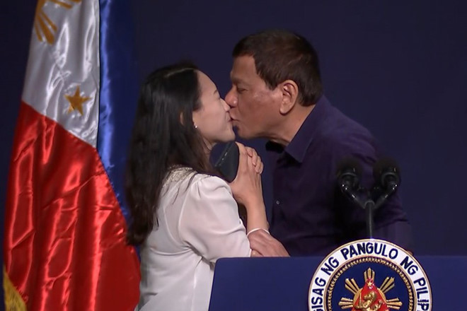 Tổng thống Philippines gây “bão” vì hôn môi nữ lao động ở HQ - 1
