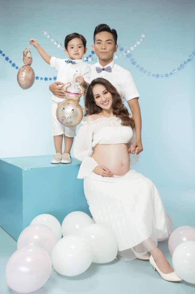 Phan Hiển quỳ gối hôn bụng bầu 8 tháng của Khánh Thi - 2