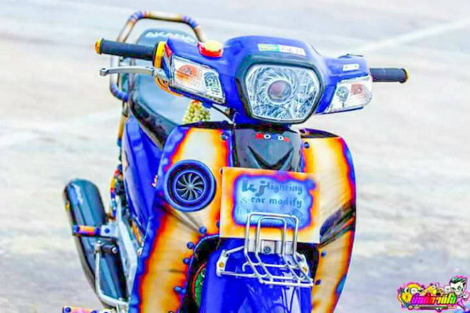 Huyền thoại Honda Dream độ đồ chơi hay, màu sắc nổi bật - 3