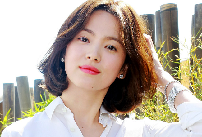 Theo worldstopmost, Song Hye-Kyo dẫn đầu top 10 người phụ nữ đẹp và hot nhất xứ Hàn hiện nay. Dù đã 36 tuổi nhưng cô trông cực kỳ trẻ trung, gương mặt không hề xuất hiện dấu vết của tuổi tác. Tập thể dục kết hợp chăm sóc da bằng mỹ phẩm cao cấp, trang điểm tự nhiên giúp cô luôn đẹp rạng ngời. 