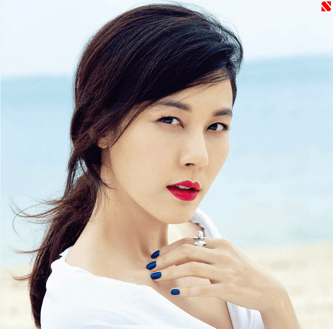 Ở tuổi 40, chị đại Kim Ha Neul vẫn là một trong những ngôi sao Hàn Quốc đẹp nhất. Cô dưỡng da kỹ lưỡng vào ban đêm và không quên thoa kem chống nắng vào ban ngày. 
