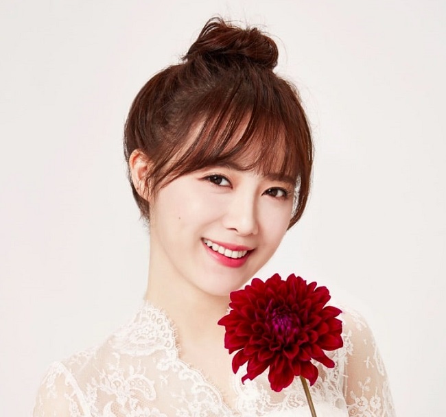 "Nàng cỏ" Ku Hye-sun (33 tuổi) uống 8 ly nước lớn mỗi ngày để có làn da đẹp như gái 18. 