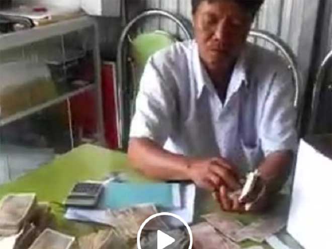 Công an làm việc với người nộp thuế bằng tiền lẻ - 1