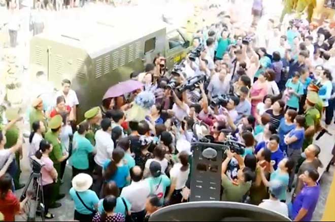 Tuyên án vụ chạy thận: Người dân mặc áo xanh ủng hộ bác sĩ Lương - 1