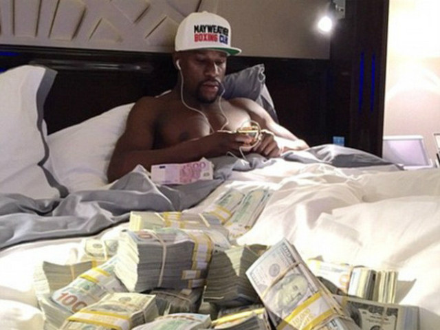 Thể thao - Tay chơi Mayweather lại hợm hĩnh: Vác tiền đổ ra sàn, mua sắm khác người