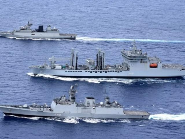 Thế giới - Rời biển Đông, tàu chiến Ấn Độ bị tàu Trung Quốc "bám đuôi"
