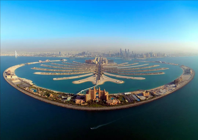 Tọa lạc trên quần đảo nhân tạo Palm Jumeirah ở Dubai, khách sạn 5 sao Atlantis The Palm là niềm tự hào mới của vương quốc dầu mỏ. Công trình khổng lồ này tiêu tốn 1,5 tỷ USD &#40;~34.000 tỷ VND&#41; để hoàn thành, chiếm diện tích 75.333 m², tương đương 64 sân bóng Wembley.