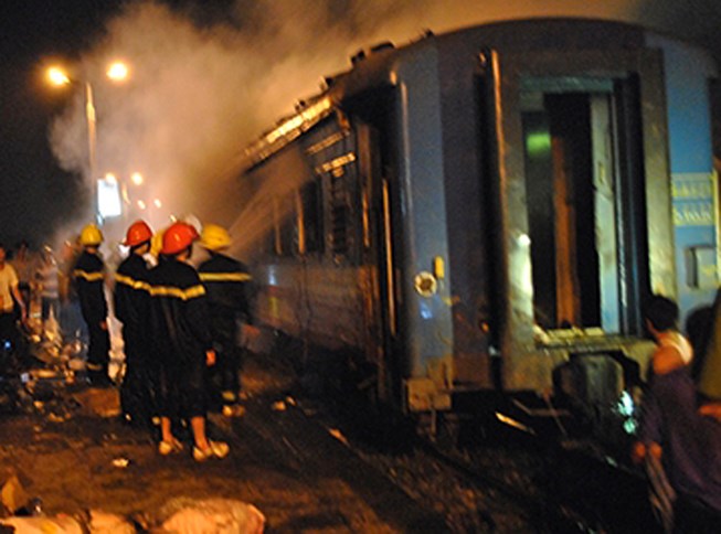 Tin mới vụ cháy toa tàu, hàng trăm hành khách hốt hoảng di tản - 1