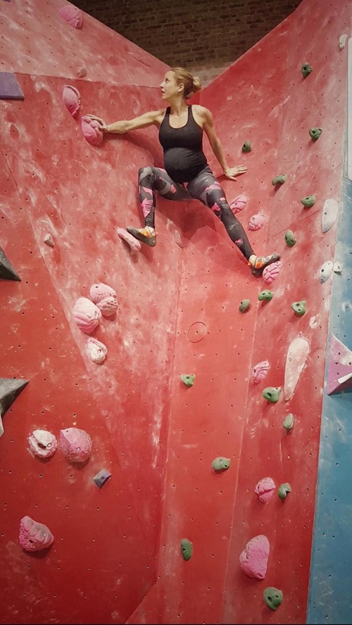 Mẹ bầu bụng vượt mặt tập gym nặng gây tranh cãi - 2