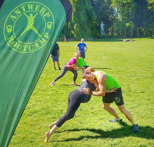 Mẹ bầu bụng vượt mặt tập gym nặng gây tranh cãi - 3